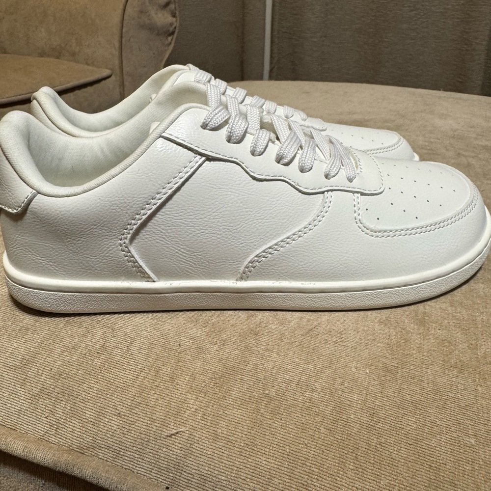 Sleek White Men's Sneakers - Picture 4 of 7